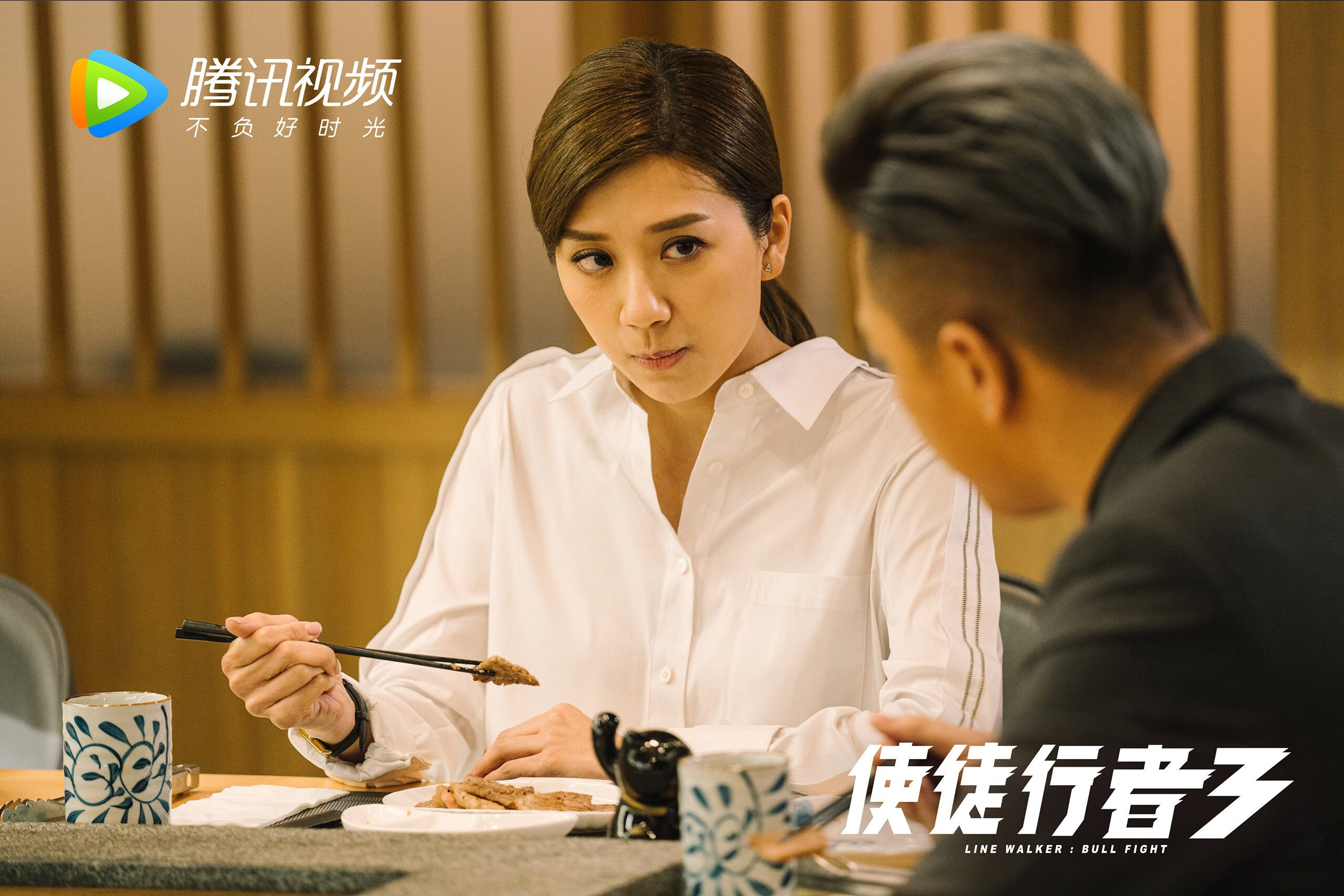 《电竞冠军的秘密武器：战术分析与团队协作》，电竞游戏职业选手冠军