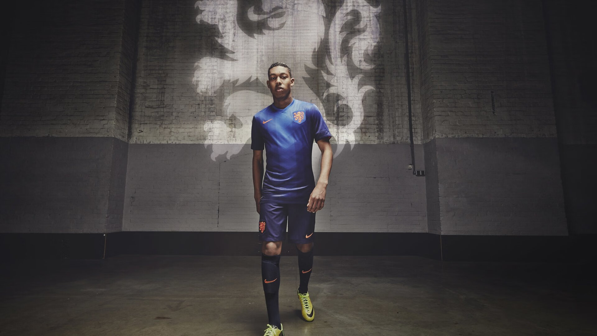 九游网页版入口-“腰旗式美式橄榄球：东部新区赛场新运动，挑战极限”